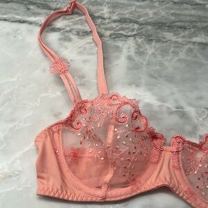 Peach/ pink bra 32B. Lingerie.